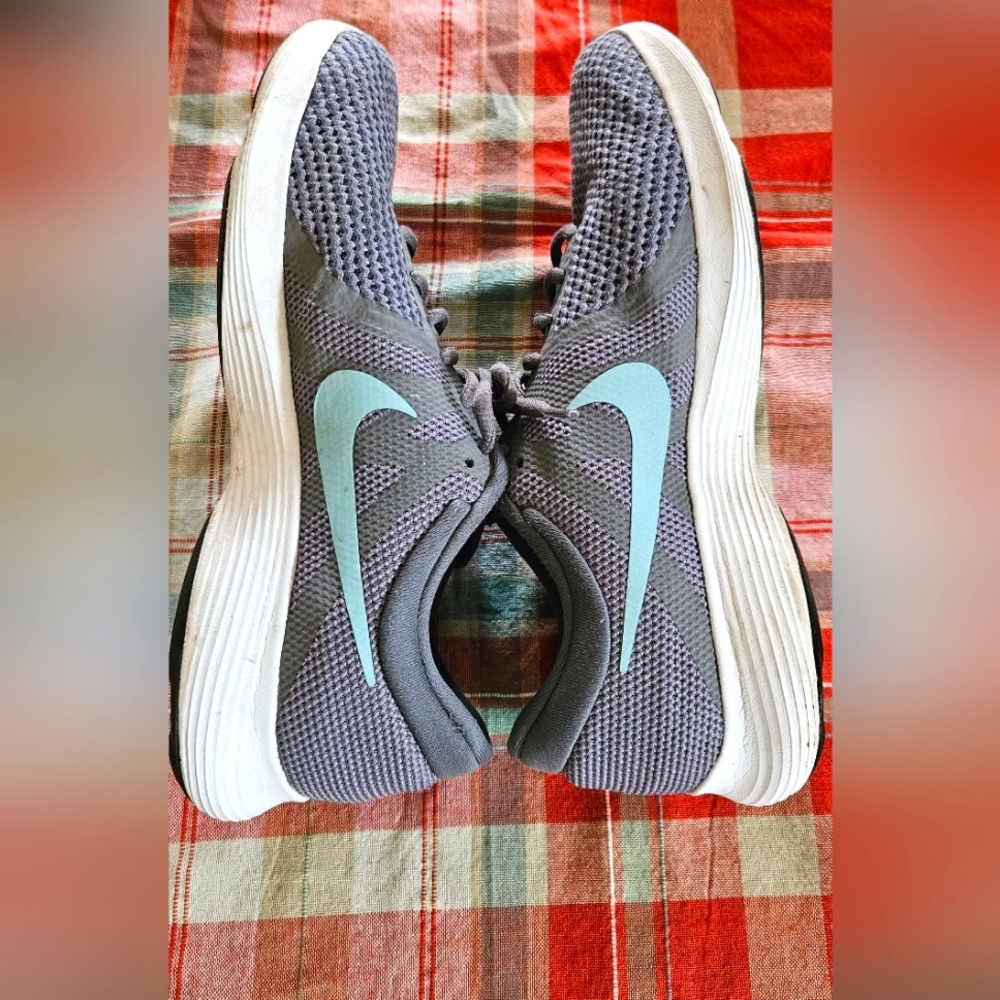 9.5 Nike tennis shoes